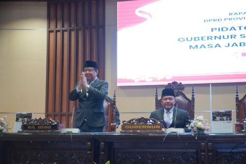 Gubernur Sumsel H Herman Deru dan Wagub H Cik Ujang pada Rapat Paripurna IX (9) DPRD Provinsi Sumatera Selatan dengan agenda Pidato Sambutan Gubernur Sumsel Masa Jabatan 2025-2030 Senin (3/3/2025) siang di Ruang Rapat Paripurna DPRD Provinsi Sumsel. Foto : viralsumsel.com /win