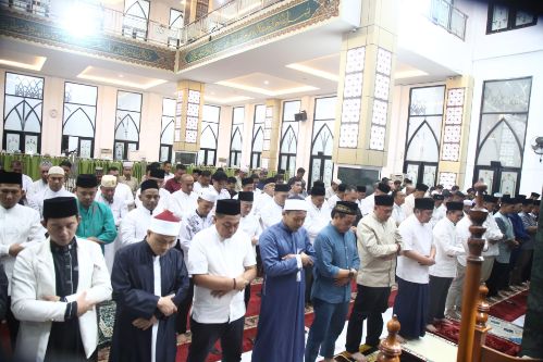 Gubernur Sumatera Selatan(Sumsel) H Herman Deru dan Wakil Gubernur H Cik Ujang (HDCU) menghadiri Pengajian Safari Ramadhan 1446 Hijriah di Masjid Ar-Ra'iyah DPRD Provinsi Sumsel, Senin (3/3/2025). Foto : viralsumsel.com /win