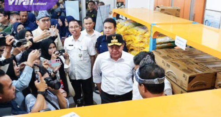Gubernur Herman Deru Dampingi Mentan Amran Sulaiman Tinjau Operasi Pangan Murah di Kantor Pos Merdeka Palembang. Foto : humas pemprov