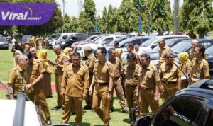 Bupati OKI H Muchendi Mahzareki menggelar apel kendaraan dinas yang diadakan di Lapangan Kantor Bupati OKI, Pada Senin, 3 Maret 2025. Foto : viralsumsel.com /zep