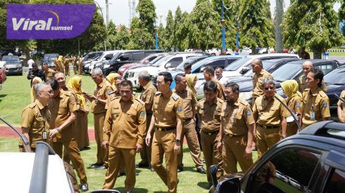 Bupati OKI H Muchendi Mahzareki menggelar apel kendaraan dinas yang diadakan di Lapangan Kantor Bupati OKI, Pada Senin, 3 Maret 2025. Foto : viralsumsel.com /zep