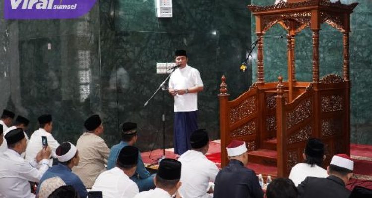 Gubernur Sumatera Selatan(Sumsel) H Herman Deru dan Wakil Gubernur H Cik Ujang (HDCU) menghadiri Pengajian Safari Ramadhan 1446 Hijriah di Masjid Ar-Ra'iyah DPRD Provinsi Sumsel, Senin (3/3/2025). Foto : viralsumsel.com /win