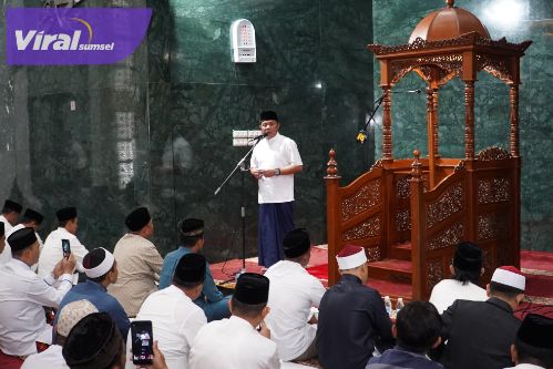Gubernur Sumatera Selatan(Sumsel) H Herman Deru dan Wakil Gubernur H Cik Ujang (HDCU) menghadiri Pengajian Safari Ramadhan 1446 Hijriah di Masjid Ar-Ra'iyah DPRD Provinsi Sumsel, Senin (3/3/2025). Foto : viralsumsel.com /win