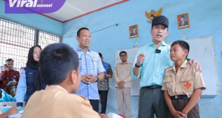 Sidak di SD N 143 Gandus,  Palembang Ratu Dewa Instruksikan Perbaikan Sekolah Tak Layak, Kadisdik Diminta Turun Langsung ke Lapangan. Foto : viralsumsel.com /nto