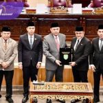 Rapat Paripurna tentang Penandatanganan Berita Acara Penetapan Pasangan Herman Deru dan Cik Ujang sebagai Gubernur dan Wakil Gubernur Sumsel terpilih itu, dipimpin langsung oleh Ketua DPRD Sumsel, Andie Dinialdie, dan dihadiri oleh Sekretaris Daerah (Sekda) Sumsel, Edward Candra. Foto : viralsumsel.com /ril