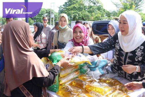 Bantu Warga Penuhi Kebutuhan Ramadhan, Feby Deru Buka Operasi Pasar Ramadhan 2025. Foto : humas pemprov