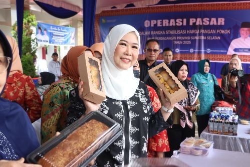 Bantu Warga Penuhi Kebutuhan Ramadhan, Feby Deru Buka Operasi Pasar Ramadhan 2025. Foto : humas pemprov