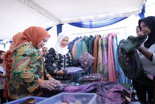 Bantu Warga Penuhi Kebutuhan Ramadhan, Feby Deru Buka Operasi Pasar Ramadhan 2025. Foto : humas pemprov