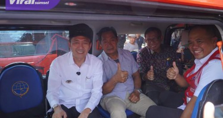 Ratu Dewa Wali Kota Palembang saat meluncurkan angkot feeder LRT Sumsel Musi Emas Koridor 8 yang menghubungkan Asrama Haji dengan Talang Betutu pada Jumat (7/3). Foto : viralsumsel.com /nto