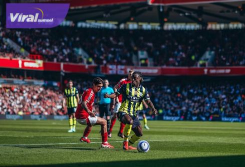 Jeremy Doku sayap kanan Man City saat beraksi menghadapi Nottingham Forest dalam laga pekan ke-28 Liga Primer Inggris yang berlangsung di The City Ground, Sabtu (8/3) malam. Foto : igmancity