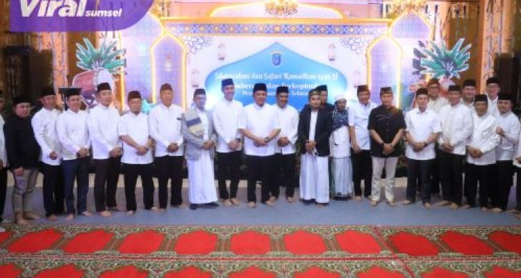 Safari Ramadhan Bersama Masyarakat OKI, Herman Deru Minta Pemkab OKI Jaga Stabilitas Bahan Pokok. Foto : humas pemprov