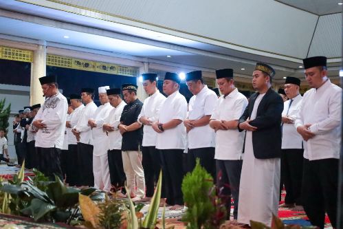 Gubernur Sumsel H Herman Deru, Wakil Gubernur Sumsel H Cik Ujang bersama Bupati OKI H Muchendi shalat berjamaah di Rumah Dinas Bupati OKI. Foto : humas pemprov 