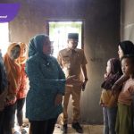 Ketua TP PKK Palembang dan Wakilnya Tinjau Lokasi Kebakaran di Jalan Perdamaian Sukawinatan, Ingatkan Warga Cek Kondisi Listrik Sebelum Tinggalkan Rumah. Foto : viralsumsel.com /nto