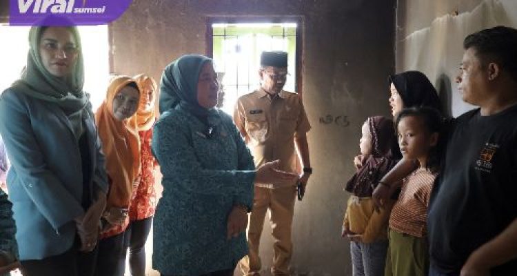 Ketua TP PKK Palembang dan Wakilnya Tinjau Lokasi Kebakaran di Jalan Perdamaian Sukawinatan, Ingatkan Warga Cek Kondisi Listrik Sebelum Tinggalkan Rumah. Foto : viralsumsel.com /nto