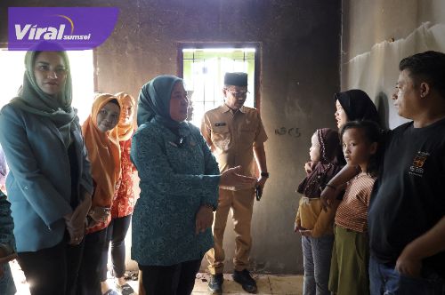 Ketua TP PKK Palembang dan Wakilnya Tinjau Lokasi Kebakaran di Jalan Perdamaian Sukawinatan, Ingatkan Warga Cek Kondisi Listrik Sebelum Tinggalkan Rumah. Foto : viralsumsel.com /nto