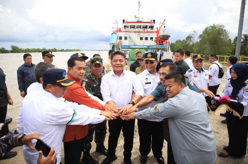 Jawab Kebutuhan Masyarakat Banyuasin, Gubernur Herman Deru Resmikan Operasional Angkutan Penyeberangan KMP Puteri Leanpuri. Foto : humas pemprov