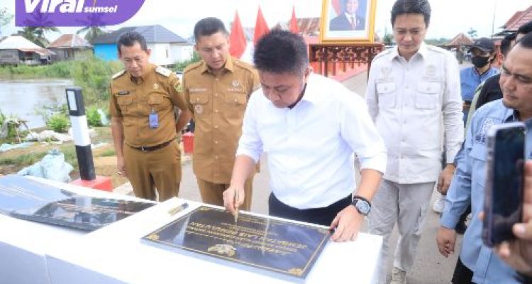 Tingkatkan Mobilitas dan Perekonomian, Gubernur Herman Deru Resmikan Jembatan Air Lais dan Trans SP Tanah Abang Ogan Ilir. Foto : humas pemprov