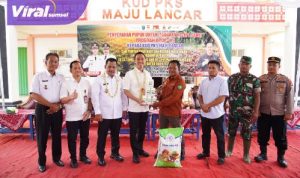 Bantuan Pupuk Bupati OKI Muchendi : Langkah Cepat untuk Sejahterakan Petani Sawit. Foto : viralsumsel.com /zep