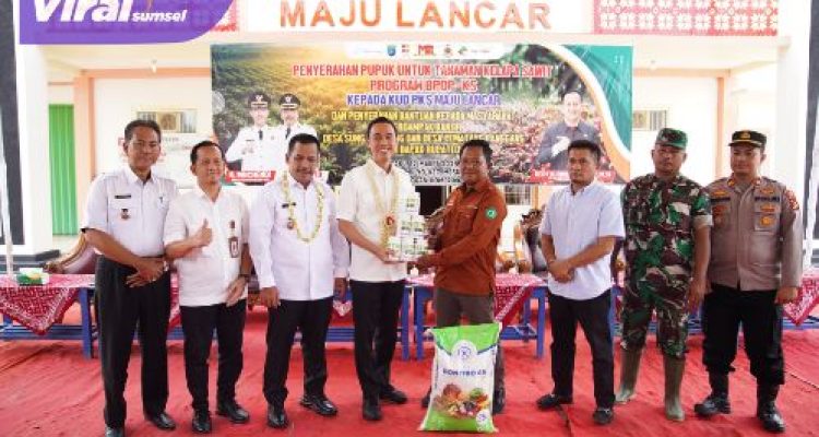 Bantuan Pupuk Bupati OKI Muchendi : Langkah Cepat untuk Sejahterakan Petani Sawit. Foto : viralsumsel.com /zep