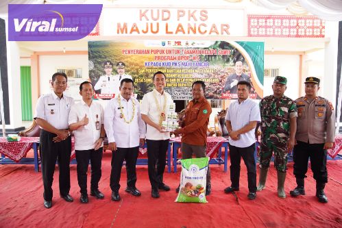 Bantuan Pupuk Bupati OKI Muchendi : Langkah Cepat untuk Sejahterakan Petani Sawit. Foto : viralsumsel.com /zep
