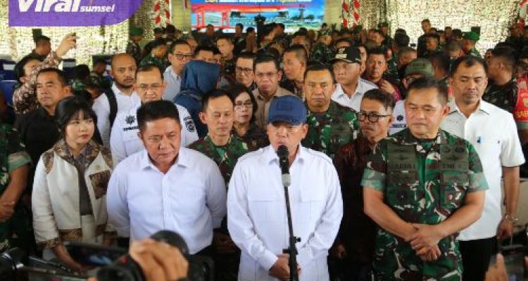 Gubernur Herman Deru Dampingi Menteri ATR/BPN Serahkan Sertifikat Pusat Latihan Tempur TNI AD di OKU Timur. Foto : humas pemprov