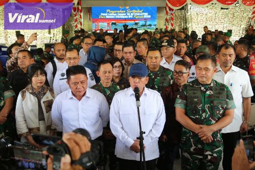 Gubernur Herman Deru Dampingi Menteri ATR/BPN Serahkan Sertifikat Pusat Latihan Tempur TNI AD di OKU Timur. Foto : humas pemprov