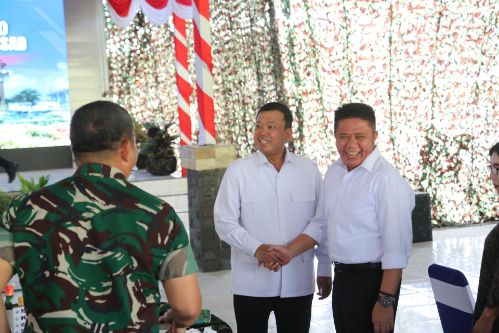 Gubernur Herman Deru Dampingi Menteri ATR/BPN Serahkan Sertifikat Pusat Latihan Tempur TNI AD di OKU Timur. Foto : humas pemprov