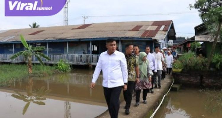 Sekda Palembang Tinjau SDN 200 yang Miring, Janjikan Perbaikan. Foto : viralsumsel.com /nto