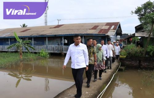 Sekda Palembang Tinjau SDN 200 yang Miring, Janjikan Perbaikan. Foto : viralsumsel.com /nto