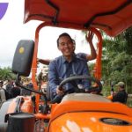 H. Muchendi Berikan Bantuan Alsintan: Petani OKI Kini Bisa Tingkatkan Pendapatan. Foto : viralsumsel.com /zep