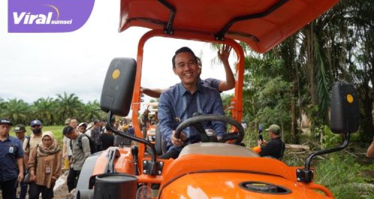 H. Muchendi Berikan Bantuan Alsintan: Petani OKI Kini Bisa Tingkatkan Pendapatan. Foto : viralsumsel.com /zep