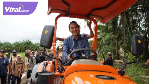 H. Muchendi Berikan Bantuan Alsintan: Petani OKI Kini Bisa Tingkatkan Pendapatan. Foto : viralsumsel.com /zep