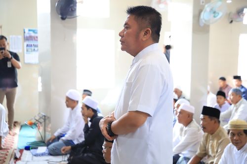 Gubernur Sumsel H Herman Deru saat Safari jumat di Masjid Al-Ikhlas Jalan Sersan Zaini Palembang, Jumat (14/3/2025). Foto : humas pemprov