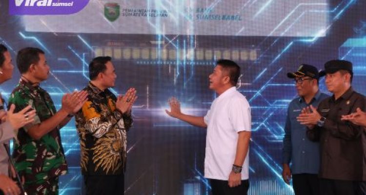 Gubernur Sumatera Selatan H Herman Deru pada launching “Gerak Cepat, Bedah 5.815 Rumah Tidak Layak Huni dan Sanitasi Serentak dipusatkan di pemukiman warga Kelurahan 24 Ilir Palembang, Jumat (14/3/2025). Foto ; humas pemprov
