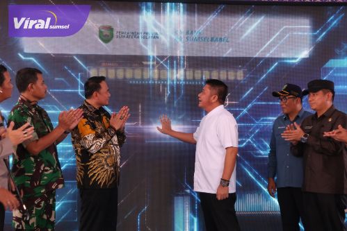 Gubernur Sumatera Selatan H Herman Deru pada launching “Gerak Cepat, Bedah 5.815 Rumah Tidak Layak Huni dan Sanitasi Serentak dipusatkan di pemukiman warga Kelurahan 24 Ilir Palembang, Jumat (14/3/2025). Foto ; humas pemprov