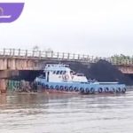 Viral, Tongkang Batubara Kembali Nyangkut di Jembatan Bentayan Kabupaten Banyuasin, Evakuasi Masih Buntu. Foto : ist