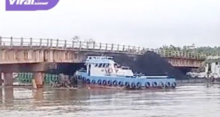 Viral, Tongkang Batubara Kembali Nyangkut di Jembatan Bentayan Kabupaten Banyuasin, Evakuasi Masih Buntu. Foto : ist