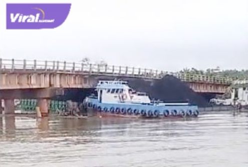 Viral, Tongkang Batubara Kembali Nyangkut di Jembatan Bentayan Kabupaten Banyuasin, Evakuasi Masih Buntu. Foto : ist