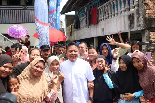 Gubernur Sumatera Selatan H Herman Deru pada launching “Gerak Cepat, Bedah 5.815 Rumah Tidak Layak Huni dan Sanitasi Serentak dipusatkan di pemukiman warga Kelurahan 24 Ilir Palembang, Jumat (14/3/2025). Foto ; humas pemprov