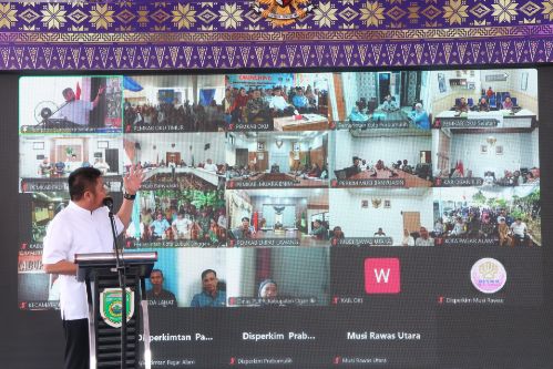 Gubernur Sumatera Selatan H Herman Deru pada launching “Gerak Cepat, Bedah 5.815 Rumah Tidak Layak Huni dan Sanitasi Serentak dipusatkan di pemukiman warga Kelurahan 24 Ilir Palembang, Jumat (14/3/2025). Foto ; humas pemprov