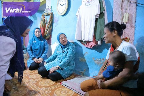 Datangi Rumah Warga, Ketua TP PKK Palembang Salurkan Bantuan Makanan Tambahan Bagi Anak Berisiko Stunting. Foto : viralsumsel.com /nto