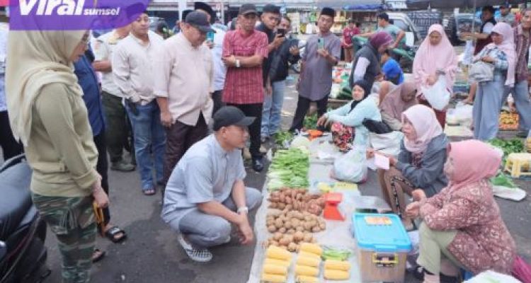 Sidak Pasar, Wako Gratiskan Satu Bulan Retribusi Pedagang. Foto : viralsumsel.com