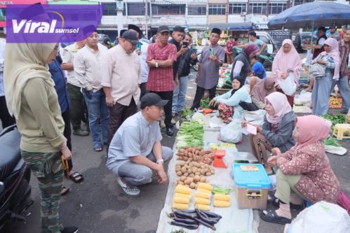 Sidak Pasar, Wako Gratiskan Satu Bulan Retribusi Pedagang. Foto : viralsumsel.com