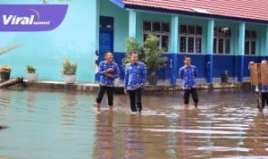 Kepala Dinas Pendidikan Kota Palembang, Adrianus Amri, turun langsung ke lapangan untuk meninjau kondisi sekolah-sekolah yang terdampak banjir pada Senin (17/3/2025).. Foto : viralsumsel.com /nto