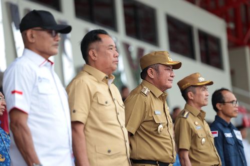 Gubernur Sumatera Selatan (Sumsel) H Herman Deru didampingi Wakil Gubernur (Wagub) H Cik Ujang dan Walikota Palembang Ratu Deru hadiri secara virtual pada peresmian renovasi dan pembangunan 17 stadion di Indonesia oleh Presiden RI Prabowo Subianto. Foto : humas pemprov