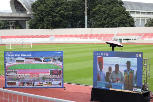 Gubernur Sumatera Selatan (Sumsel) H Herman Deru didampingi Wakil Gubernur (Wagub) H Cik Ujang dan Walikota Palembang Ratu Deru hadiri secara virtual pada peresmian renovasi dan pembangunan 17 stadion di Indonesia oleh Presiden RI Prabowo Subianto. Foto : humas pemprov