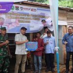 Wali Kota Lubuk Linggau, H Rachmat Hidayat melakukan peletakan batu pertama pembangunan Rumah Tidak Layak Huni (RTLH). Foto : viralsumsel.com