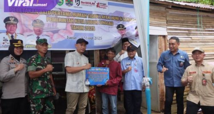 Wali Kota Lubuk Linggau, H Rachmat Hidayat melakukan peletakan batu pertama pembangunan Rumah Tidak Layak Huni (RTLH). Foto : viralsumsel.com