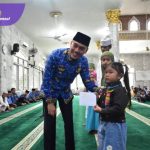 Peringatan Nuzulul Qur'an di OKI: Muchendi Bagikan Santunan untuk 150 Anak Yatim. Foto : viralsumsel.com /zep