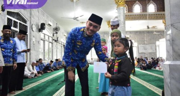 Peringatan Nuzulul Qur'an di OKI: Muchendi Bagikan Santunan untuk 150 Anak Yatim. Foto : viralsumsel.com /zep